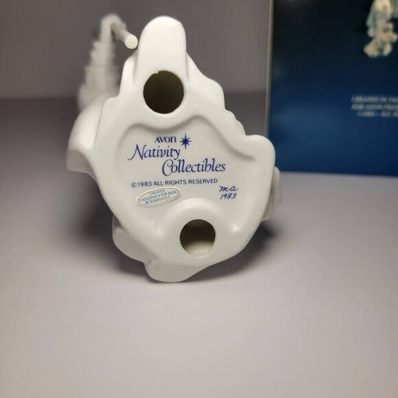 Avon Nativity Collectibles: THE SHEPERD Porcelain Christmas Figurine 1983 - Picture 4 of 4